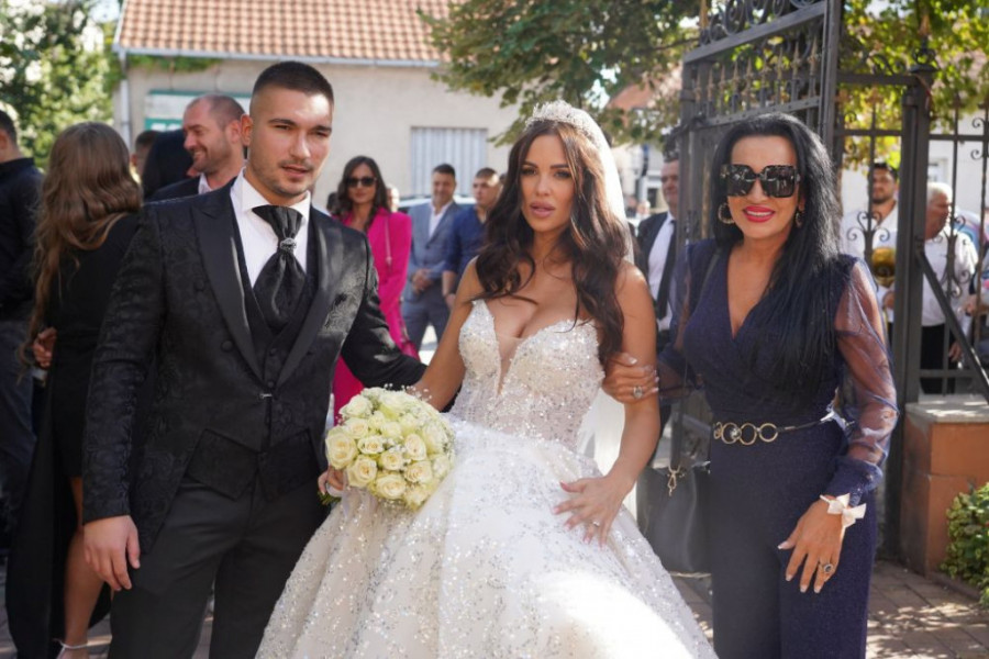 Гоца Божиновска го ожени синот: Младите блескаат, сестрите Родиќ во впечатливи фустани, а големата свадба ја собра српската естрада (фото)