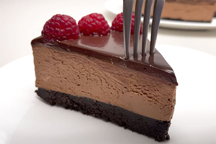 Кремаста и сочна: Рецепт за торта со чоколадо и малини без печење