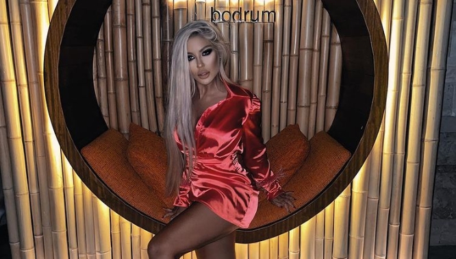 Бугарската пејачка Андреа си го сликaше меѓуножјето, па си направи селфи на „најмилото“ во огледало: „Има уште секс во тебе“! (ВИДЕО)
