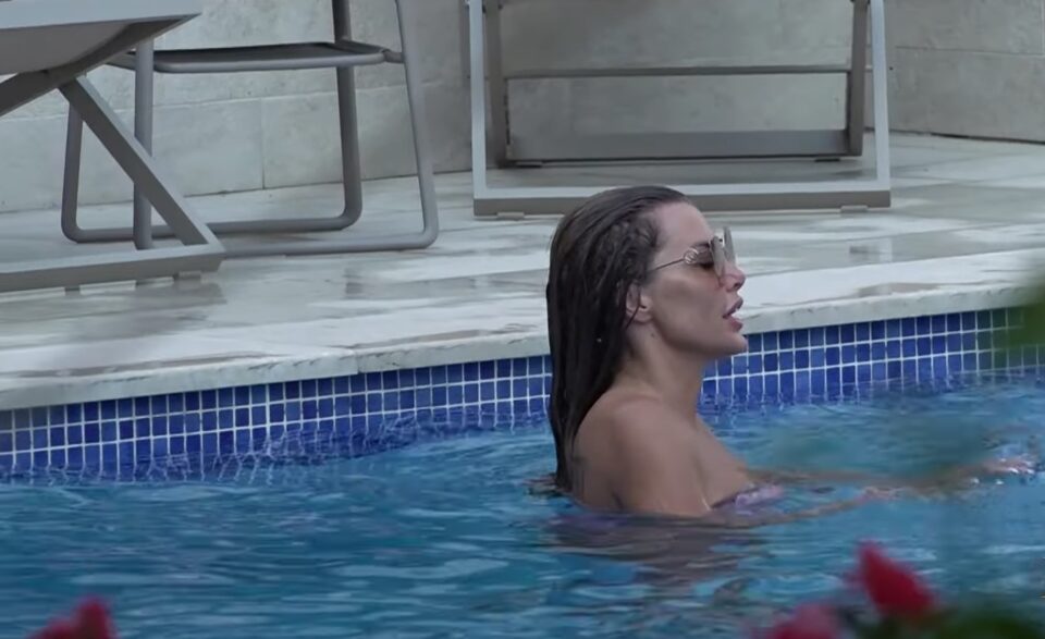 Жешки кадри на бившата задругарка: Драгана Митар  на капење со сексапилна другарка (ВИДЕО)