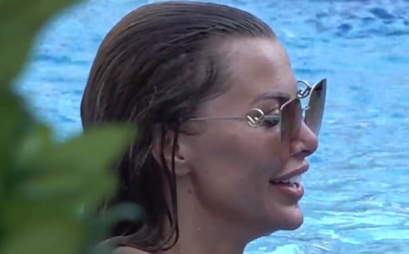 Поранешната ријалити ѕвезда Драгана Митар уловена на базен во танга бикини (фото)
