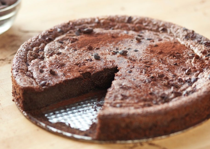 Чоколадна торта од само 2 состојки: Најлесниот рецепт за сочен десерт