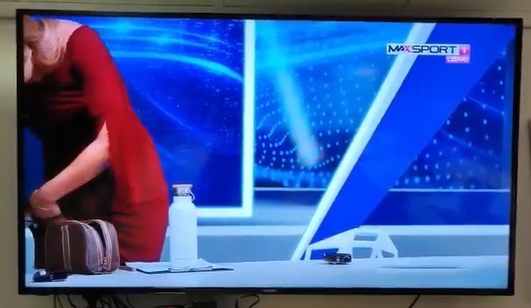 Хит на Интернет: Хрватската водителка мислеше дека не ја снима камерата, па си го поткрена фустанот и покажа каде и поминува тенкото кабелче од  т.н. „бубачка“ микрофонче (ИДЕО)