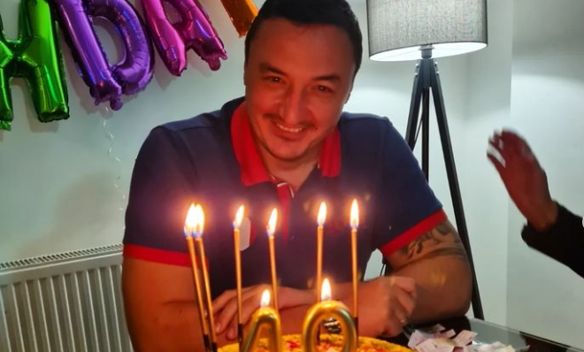 Борко Ристовски славеше роденден, а најмилите вака му го честитаа: Мама им дојде на гости, синчето дуваше роденденски свеќички, а сопругата… Нина имаше посебна честитка откако останаа сами?! (ФОТО)