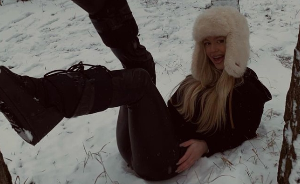 Атрактивната инфлуенсерка и пејачка се соблече на снегот: Ема Радујко со разголена задница ја сподели својата еротска убавина на планина (ФОТО)