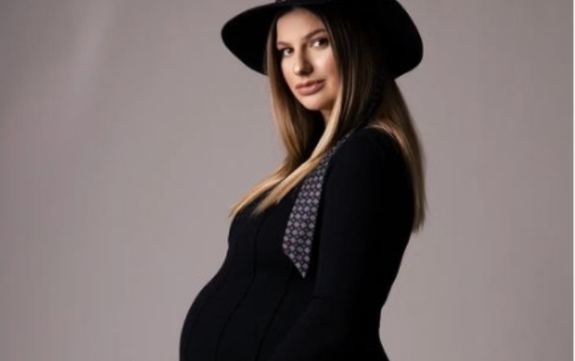 По примерот на славните: Бремената сопруга на Борко Ристовски пред породување позираше по долна облека (фото)
