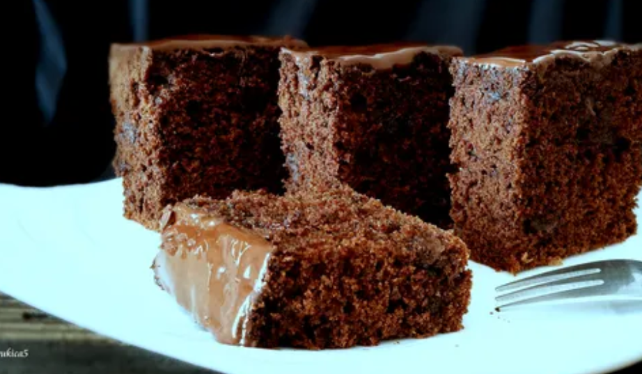 Посни чоко коцки: Мек колач прелиен со чоколадна глазура – вкусен десерт на кој нема да му одолеете