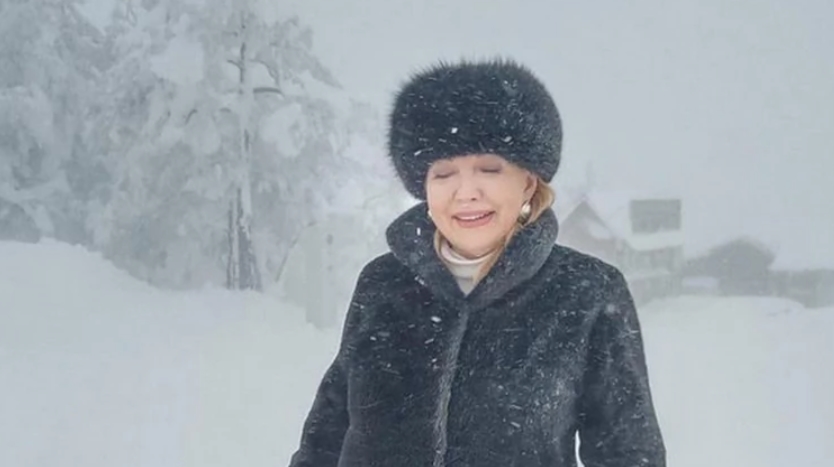 „Како на модна ревија на – 16“: Сузана Манчиќ сподели фотографии од зимскиот одмор во скап стајлинг (фото)