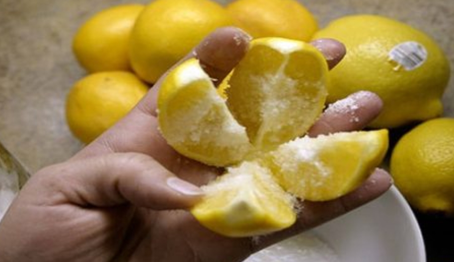 Три корисни примени на кората од лимон  за кои не сте знаеле