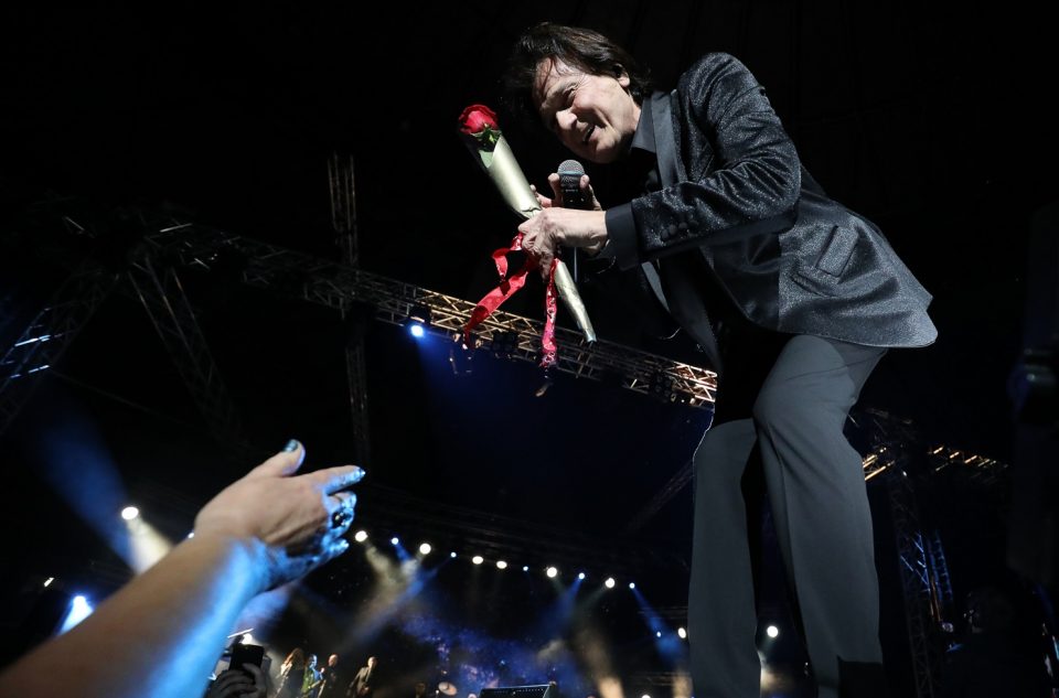 На концертот во Задар, Здравко Чолиќ го опсипаа со цвеќе, а на бината долета и по некој „женски сувенир“ (ФОТО)