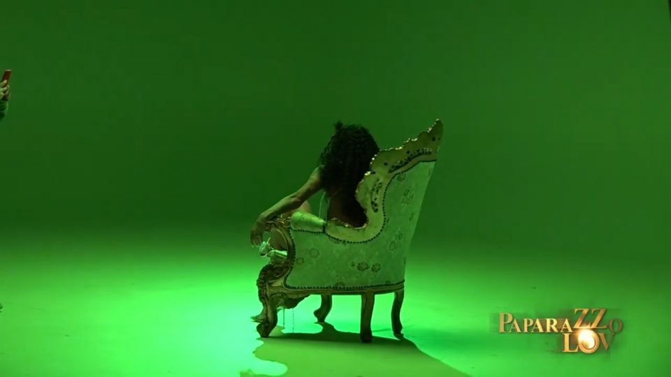 Пејачката Паола Хублин снимаше спот, а екипата на „Папарацо лов“ оваа бивша ријалити убавица ја начека со разголена задница (ВИДЕО)