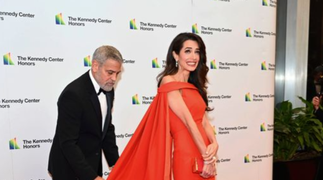 Елеганцијата е печатот на оваа фатална дама: Амал Клуни воодушеви на црвениот тепих во розов комбинезон (фото)