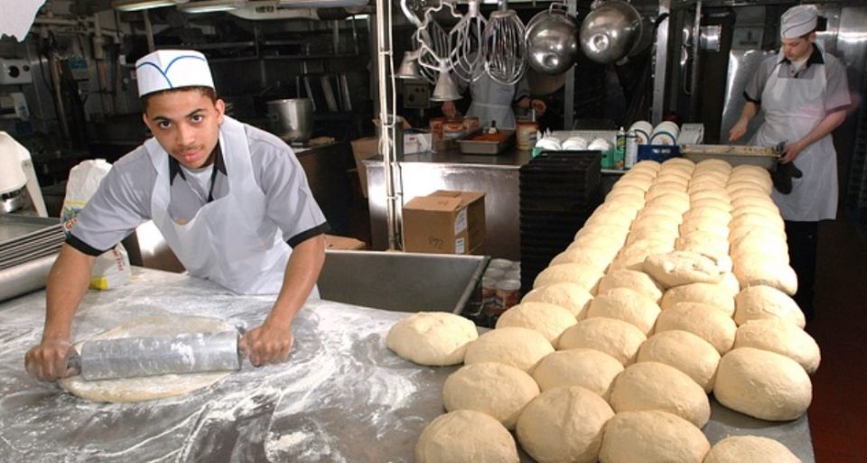 Совети од врвни пекари: Три состојки кои секое тесто ќе го направат меко и воздушесто