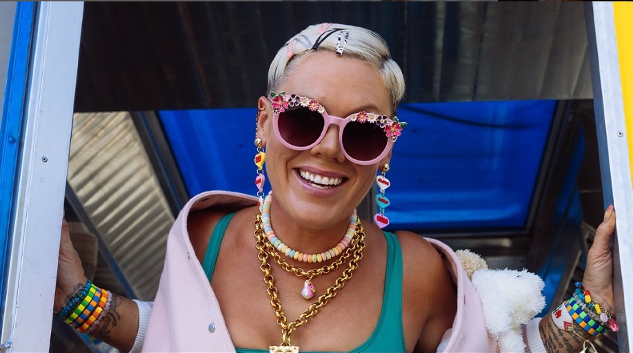 Познатата светска поп пејачка на викенд кампување како од мајка родена: Пинк „пиштол гола“ под тушот (ФОТО)