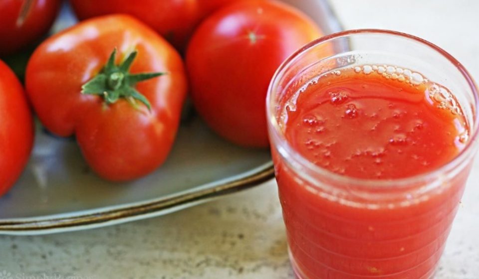 Речиси секој ден јадете домати, но сигурно не знаете за што ќе ви помогне сокот од нив