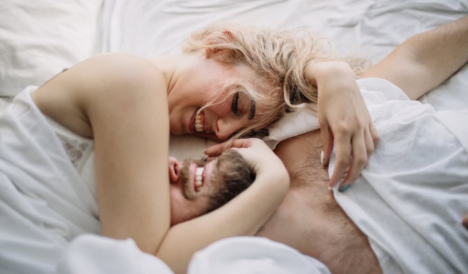 Зошто утринскиот секс е уште подобар во лето?