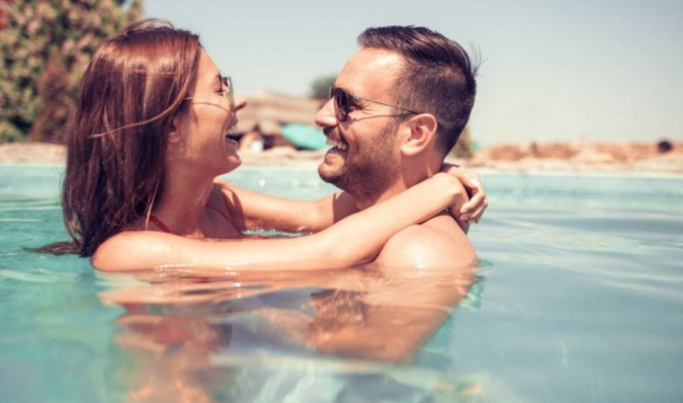 Интимен однос во море или базен  – да или не? Еве што треба да знаете!