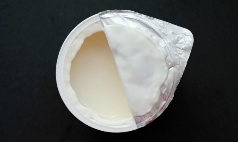 Наизглед безопасна навика: Лижењето на капачето од чашката јогурт може да биде ризично за вашето здравје, еве и зошто