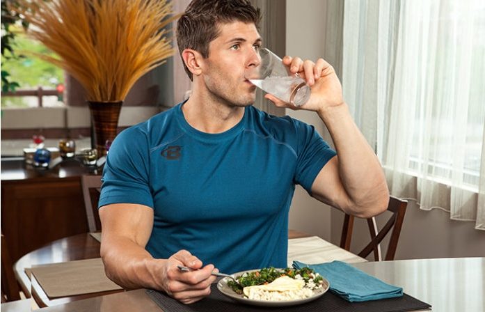 Пиете вода во текот на оброците? Експертите објаснуваат зошто тоа не е добра идеја