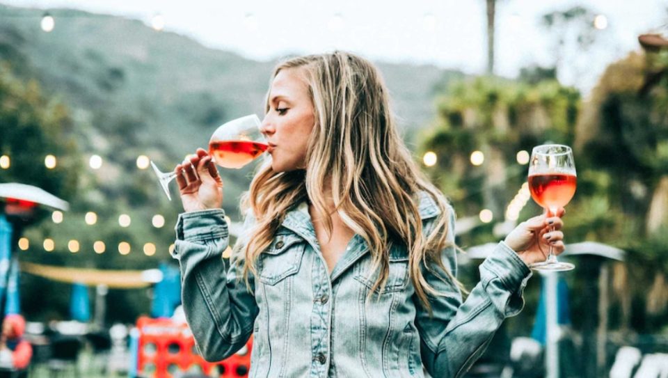 Истражување откри: Жените пијат алкохол повеќе од мажите