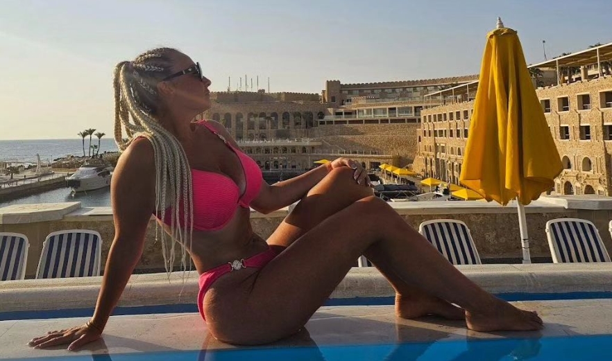 Македонската фолкерка ужива разголена на егзотична дестинација: Елена Јовческа предизвика „земјотрес“ откако се соблече топлес… на море во Египет (ФОТО)