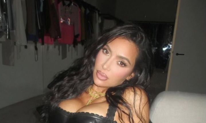 Шокантна трансформација на Ким Кардашијан: Тенки веѓи, кратка коса, очила и „размачкана“ шминка (фото) 