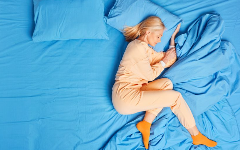 Зошто не треба да спиеме во чорапи? Лошо е за здравјето од повеќе причини