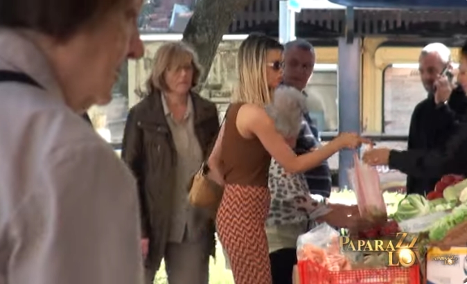 Милица Павловиќ уште на ранина излезе на пазар: Сите погледи на купувачите и пазарџиите вперени во неа (видео)