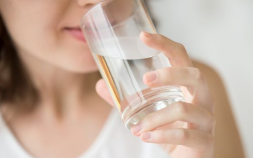 Причини зошто треба да пиете вода на празен стомак: Во текот на утрото е особено важно