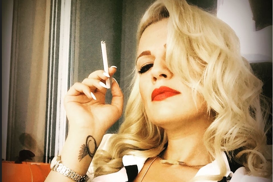 Миа Костова обожава пушење: Најпознатата македонска инфлуенсерка не може без цигара, па прва јавно почна да се бунтува против најавената забрана (ФОТО)