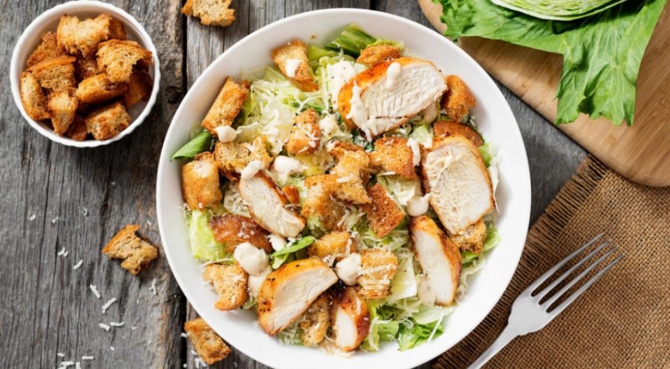Пилешка салата со кикирики: Брза, лесна и уникатна идеја за ручек или ужина која ќе ја обожавате