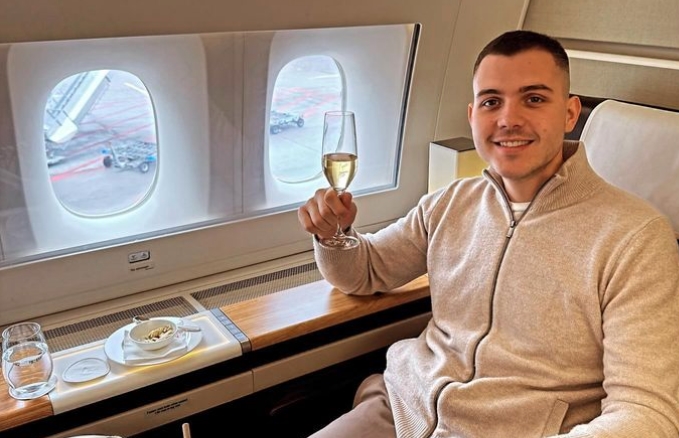 Синот на Лепа Брена живее како цар: Виктор Живојиновиќ на приватен лет за Мајами со  шампањот во раце (фото)