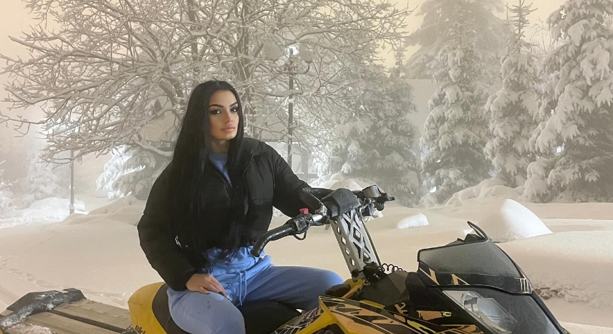 Ријалити старлетата по секси долна облека на планина: Вики Митровиќ разголена го стопи снегот на Копаоник (ФОТО)