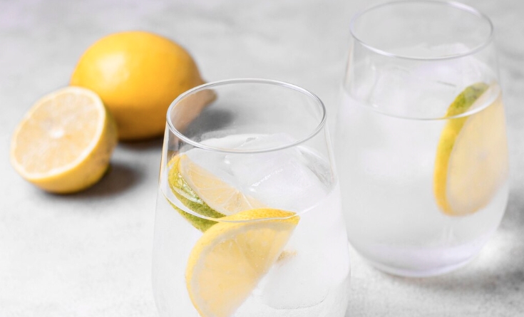 Зошто треба секое утро да пиете чаша топла вода со лимон на празен стомак?