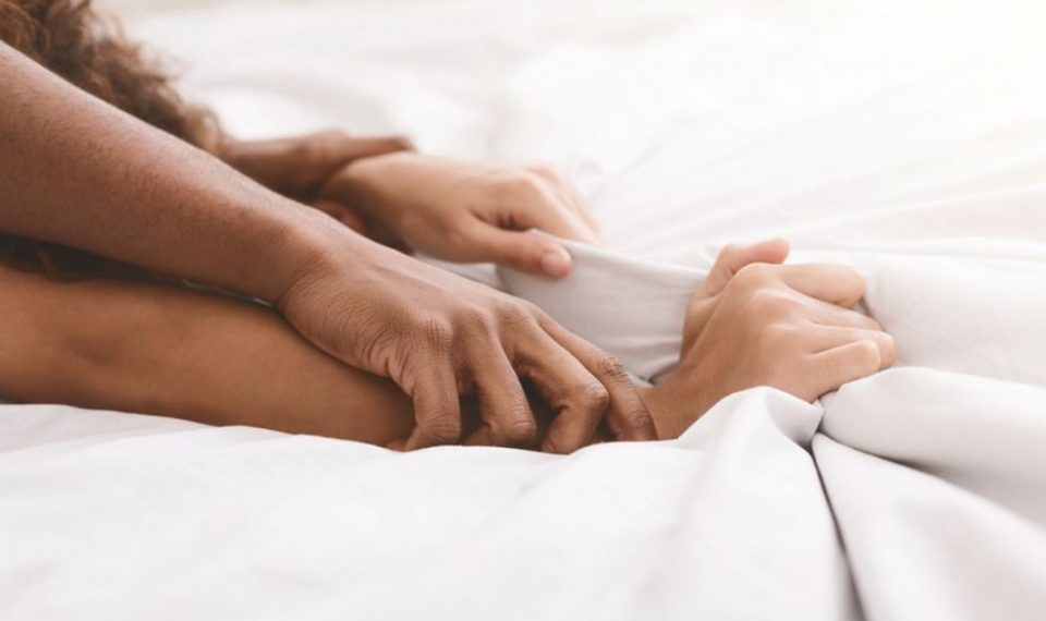 Пет работи кои секоја жена може да ги направи за повеќе да ужива во сексот