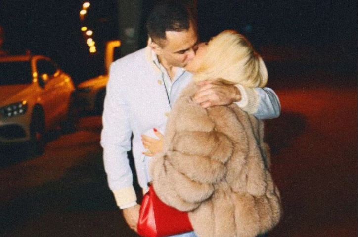 Сочни бакнежи пред гостите во ресторанот: Јована Јеремиќ вака го прослави Денот на вљубените (фото)
