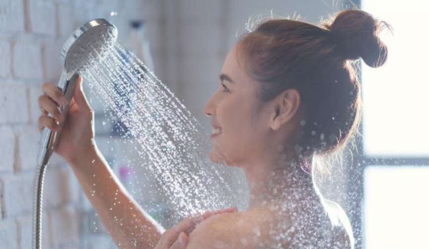 Сакате туширање со врела вода? Оваа навика може многу да ви наштети