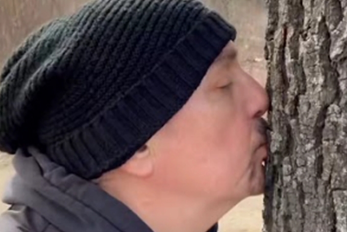 Кеба го бакнува дрвото за да се спои со природата: „Брате, ме загрижуваш!“ (видео)